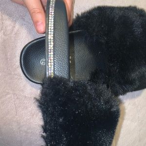 black fluffy slides ✨